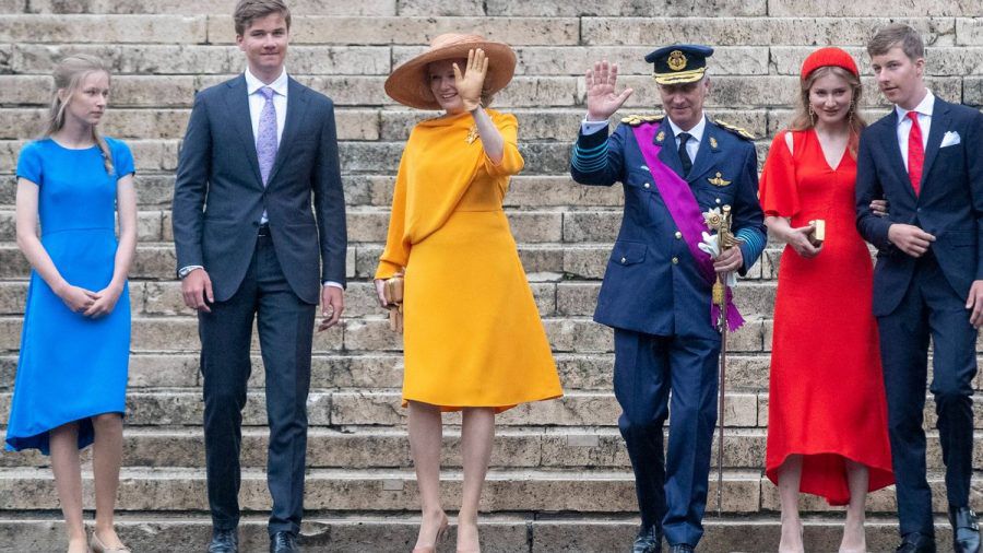 Königin Mathilde und König Philippe von Belgien (Mitte) in Brüssel mit ihren Kindern (von links) Prinzessin Eléonore, Prinz Gabriel, Prinzessin Elisabeth und Prinz Emmanuel. (hub/spot)