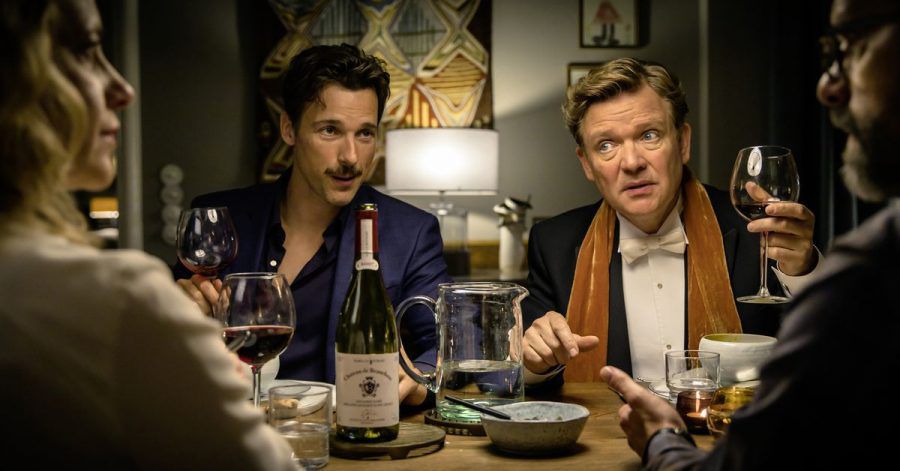 René (Justus von Dohnanyi, 2.v.r.) und Thomas (Florian David Fitz, 2.v.l.) sind bei Freunden zum Essen eingeladen.