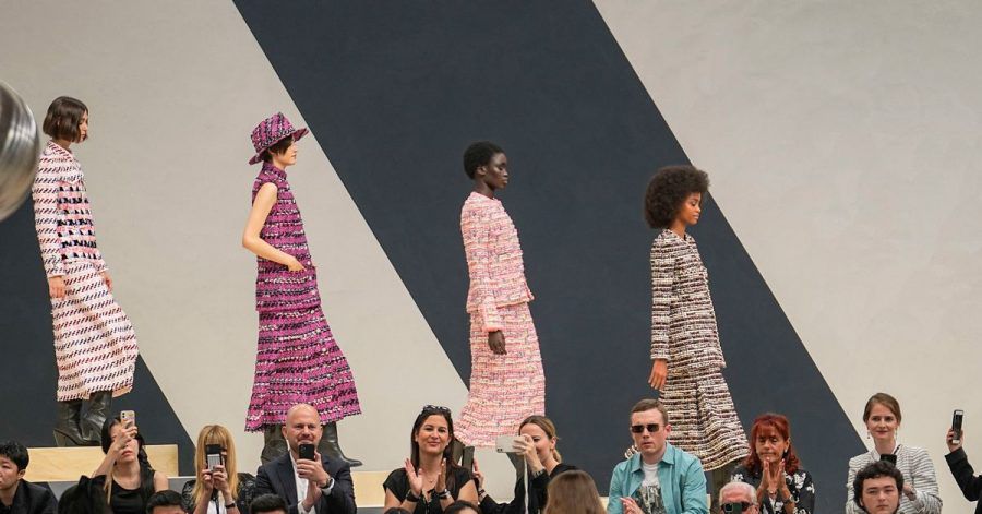 Kreationen von Chanel werden bei den Haute-Couture-Schauen für Herbst/Winter 2022-2023 in einem Reitstall am Bois de Boulogne präsentiert.