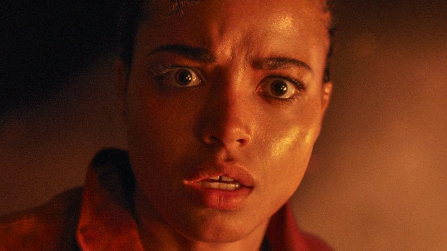 Mancher wird die neue "Resident Evil"-Serie wohl mit einem ähnlichen Blick wie Jade (Ella Balinska) verfolgen. (wue/spot)