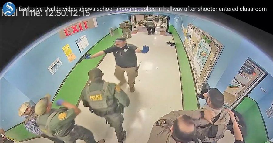 Auf diesem Bild eines Überwachungsvideos reagieren Polizisten auf die Schüsse in der Robb Elementary School in Uvalde.