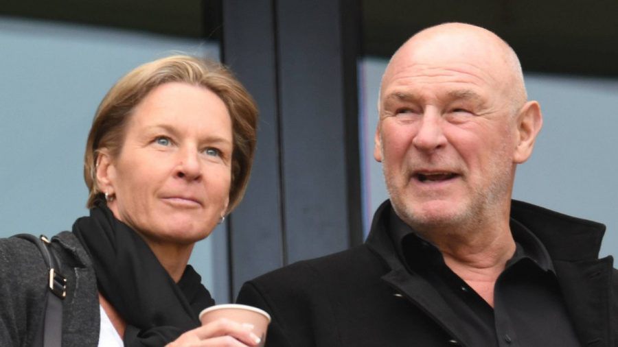 Schon bald Europameisterin und Finca-Besitzerin? Bundestrainerin Martina Voss-Tecklenburg an der Seite ihres Mannes Hermann. (stk/spot)
