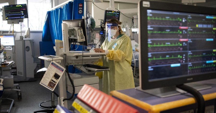 Eine Krankenschwester arbeitet an einem Computer auf der Intensivstation eines Krankenhauses in London. (Symbolbild)