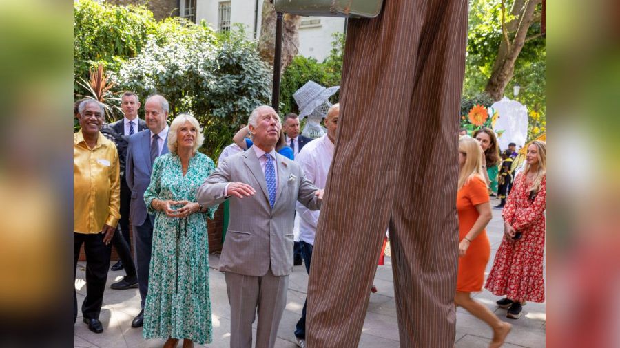"Hallo da oben", sagte Prinz Charles in Notting Hill zu einer der Kunstfiguren auf Stelzen. (eee/spot)