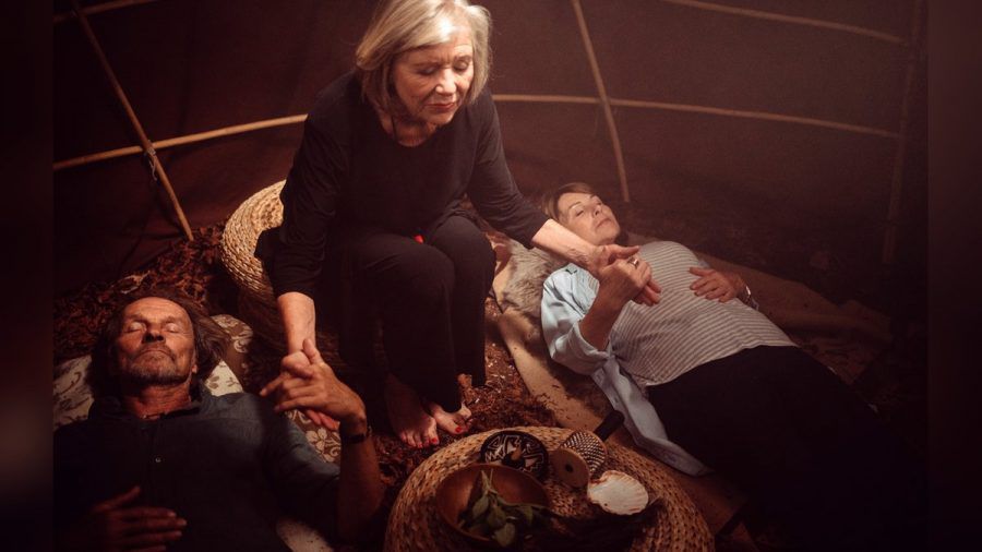 Andreas (Jutta Speidel, Mitte) schamanisches Ritual soll Sascha (Eisi Gulp) und Rosi (Brigitte Walbrun) mit neuer Energie füllen. (tae/spot)