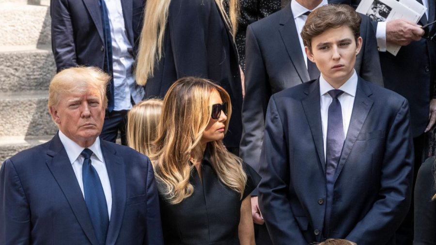 Donald und Melania Trump mit ihrem Sohn Barron bei Ivanas Beerdigung