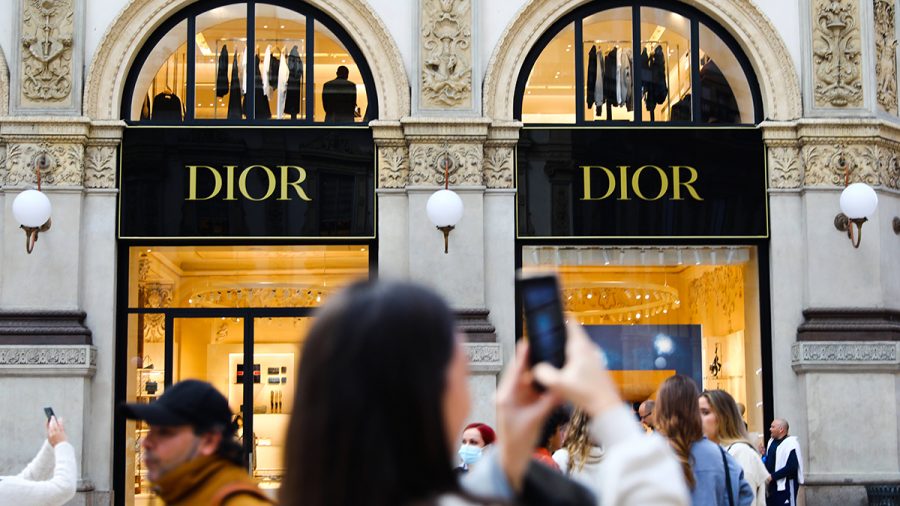 Eine Frau vor dem Dior-Geschäft