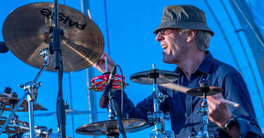 Der Schlagzeuger und Komponist Stewart Copeland spielt mit der Mecklenburgischen Staatskapelle bei der Generalprobe auf der Open Air Bühne in Schwerins Schlossgarten.