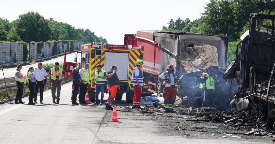 Bei dem Unfall auf der A2 bei Burg in Sachsen-Anhalt sind mehrere Menschen verletzt worden.