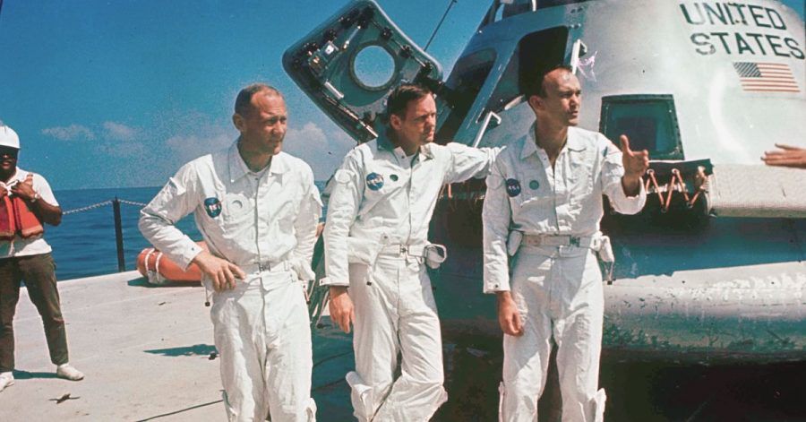 Die Astronauten der Apollo 11 stehen 1969 neben ihrem Raumschiff (v.l.): Oberst Edwin E. Aldrin, Pilot der Mondlandefähre, Flugkommandant Neil Armstrong und Leutnant Michael Collins, Pilot der Kommandokapsel.