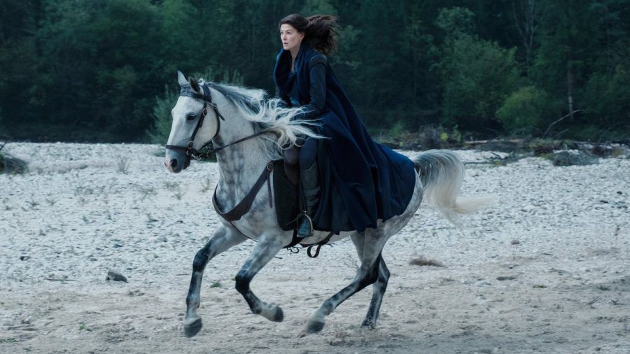 Rosamund Pike spielt in "Das Rad der Zeit" die Hauptrolle der Moiraine. (eee/spot)