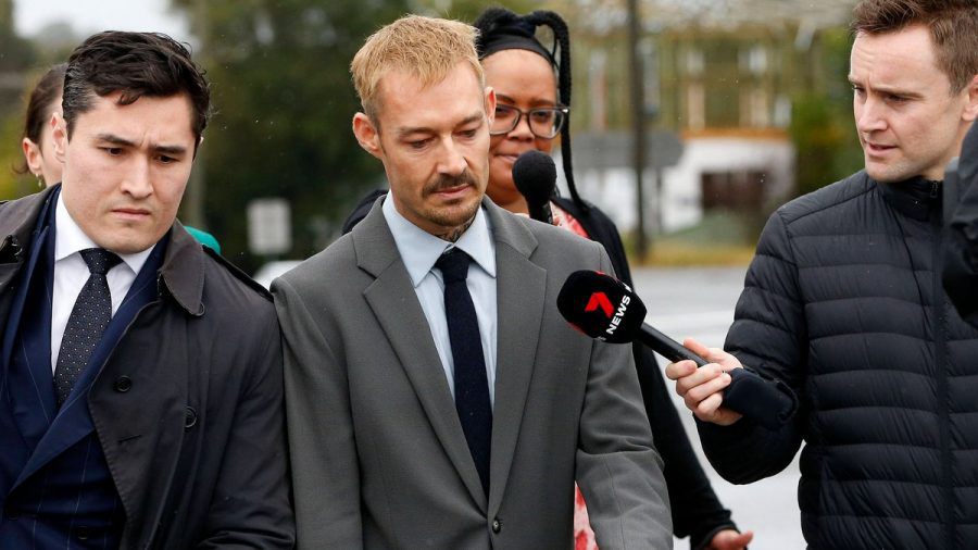 Der Musiker Daniel Johns und sein Anwalt (l.) auf dem Weg ins Gericht (mia/spot)