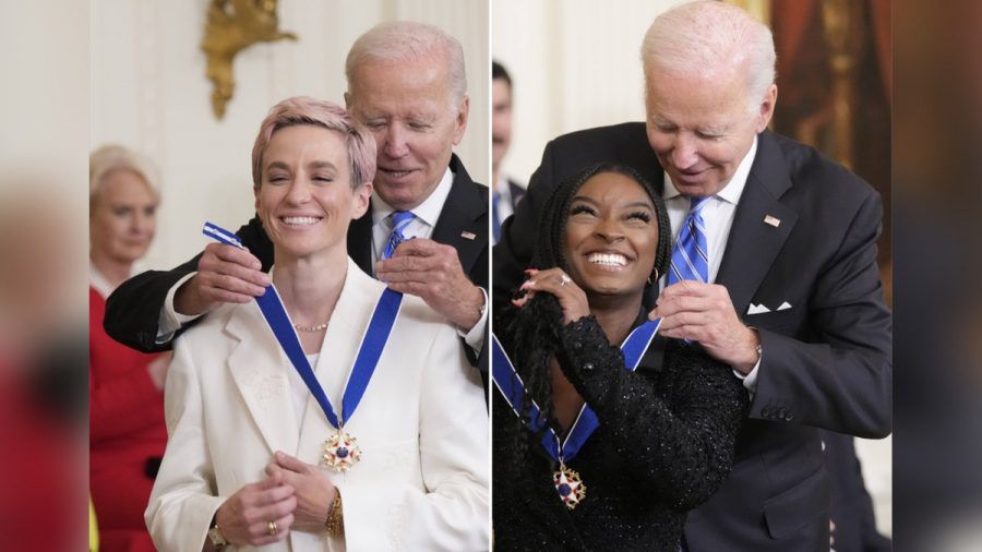 US-Präsident Joe Biden zaubert Megan Rapinoe (l.) und Simone Biles (r.) ein Lächeln ins Gesicht. (eee/spot)