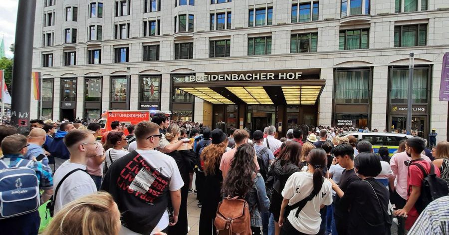 Hunderte Fans belagern das Hotel, in dem Pop-Sängerin Lady Gaga während ihrer Tour übernachtet.