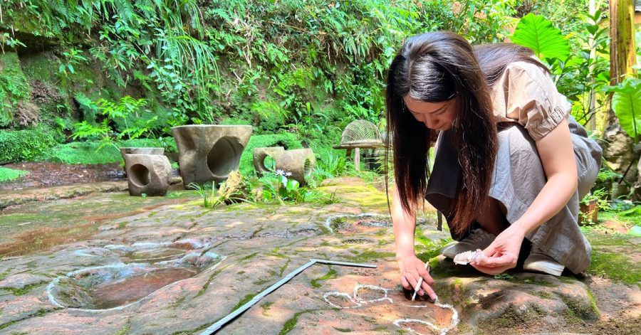 Eine Wissenschaftlerin im Forscherteam von Lida Xing untersucht die etwa 100 Millionen Jahre alte Dinosaurier-Fußabdrücke.