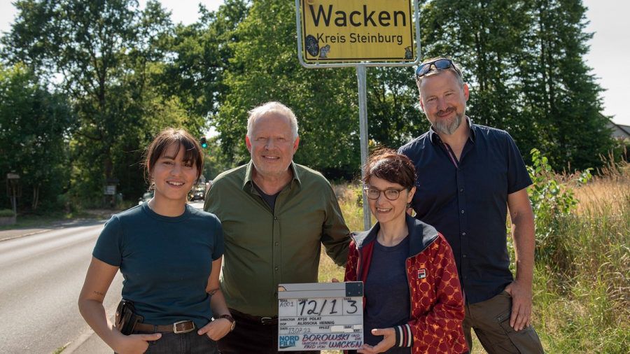 Ein neuer Fall führt das "Tatort"-Team Borowski (Axel Milberg, 2.v.l.) und Sahin (Almila Bagriacik, li.) nach Wacken. (eee/spot)