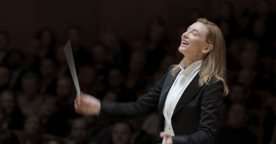 Cate Blanchett als Chefdirigentin Lydia Tar in einer Szene des Films "TAR". Der Film ist einer von insgesamt 23 Filmen im Wettbewerb um den Goldenen Löwen bei den diesjährigen Filmfestspielen in Venedig.