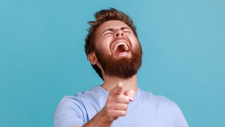 Mann mit Glatze schreit