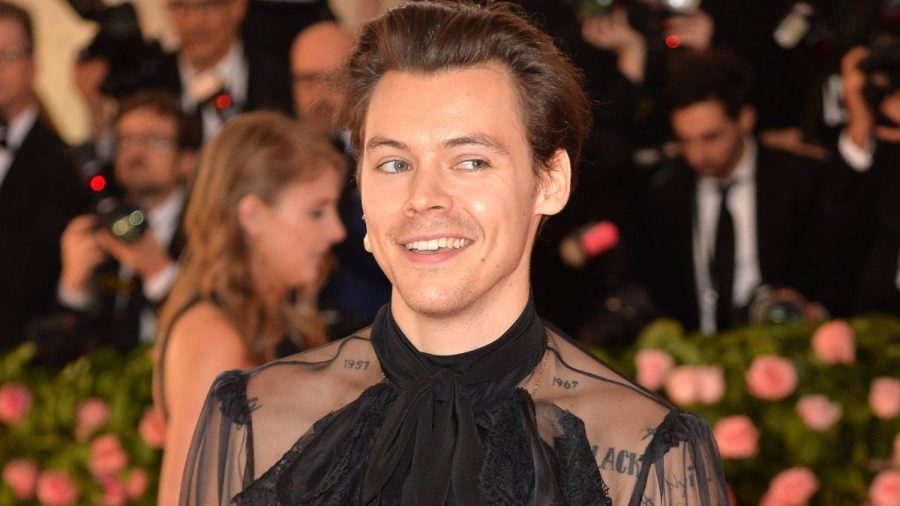 Harry Styles im transparentem Oberteil auf dem roten Teppich