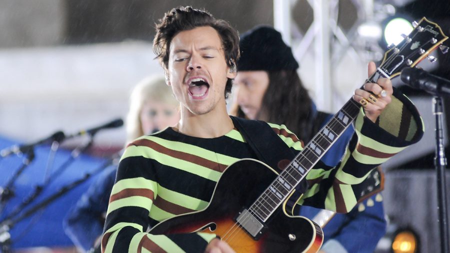 Harry Styles mit Gitarre