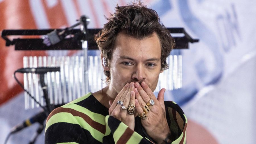 Harry Styles nutzt beide Hände für eine Kusshand.