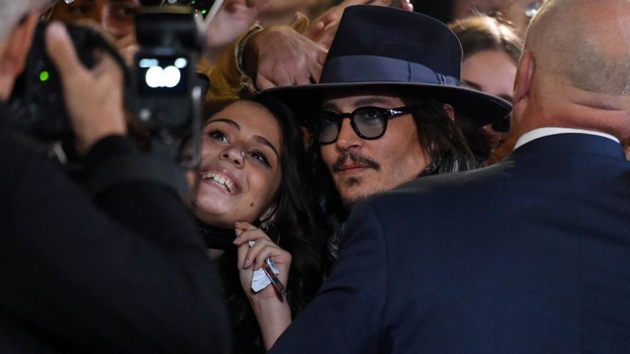 Johnny Depp mit einem Fan