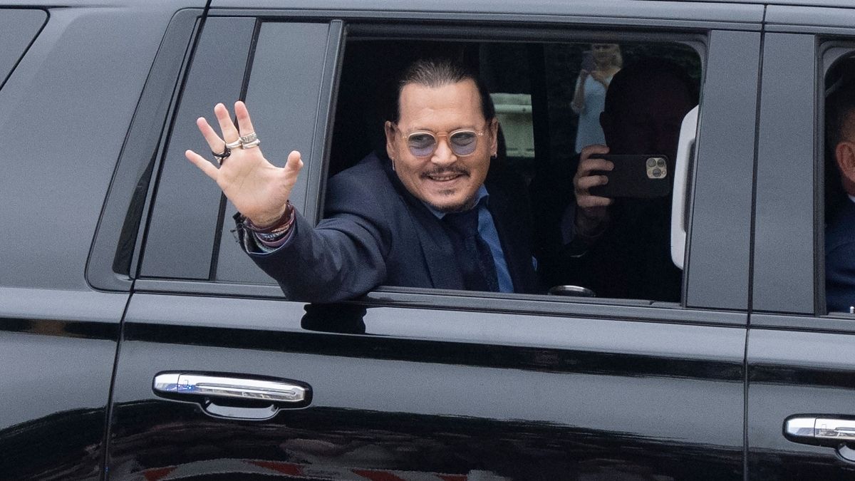 Johnny Depp im Auto nach Gerichtsprozess.