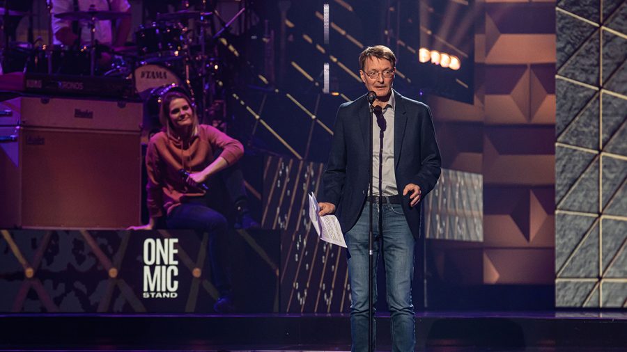 Karl Lauterbach steht mit Hazel Brugger auf der Bühne