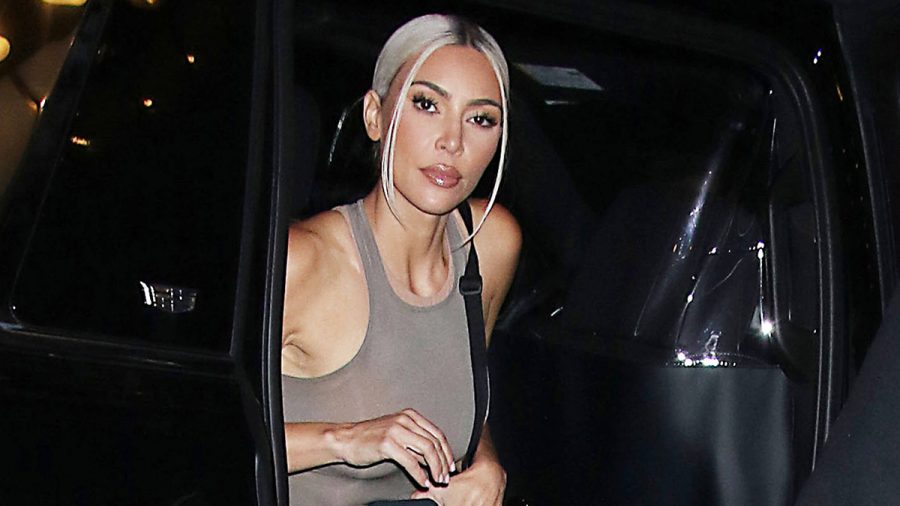 Kim Kardashian steigt aus Auto