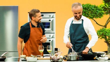 Klaas Heufer-Umlauf und Jan Böhmermann bei „Böhmi brutzelt".