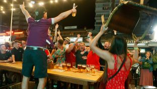 Leute feiern auf Mallocra eine Party