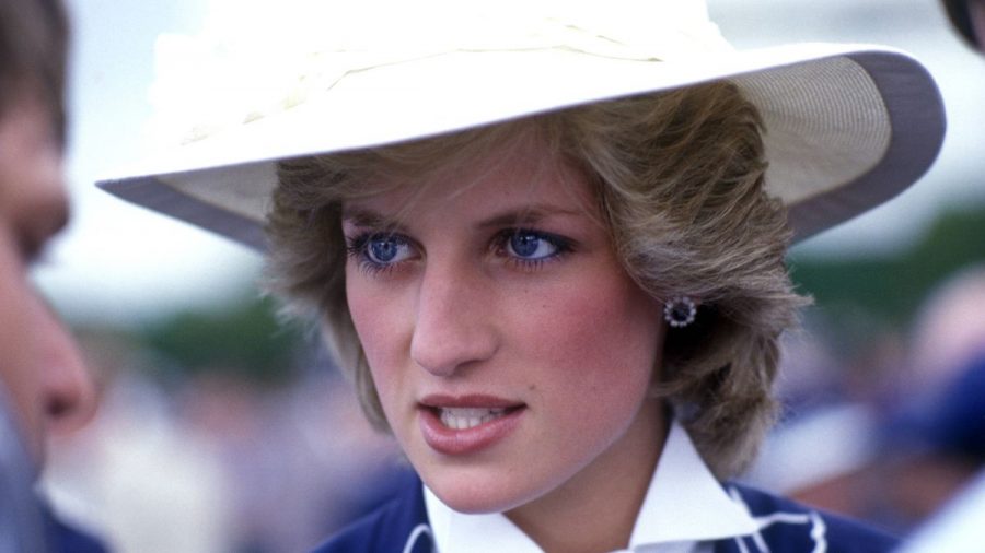 Prinzessin Diana mit weißem Hut im eindringlichen Gespräch