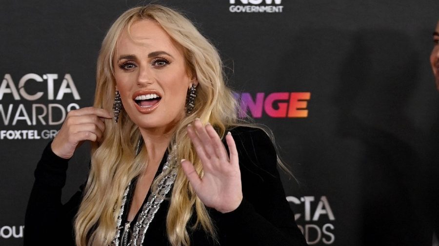 Rebel Wilson winkt verunsichert in die Kamera