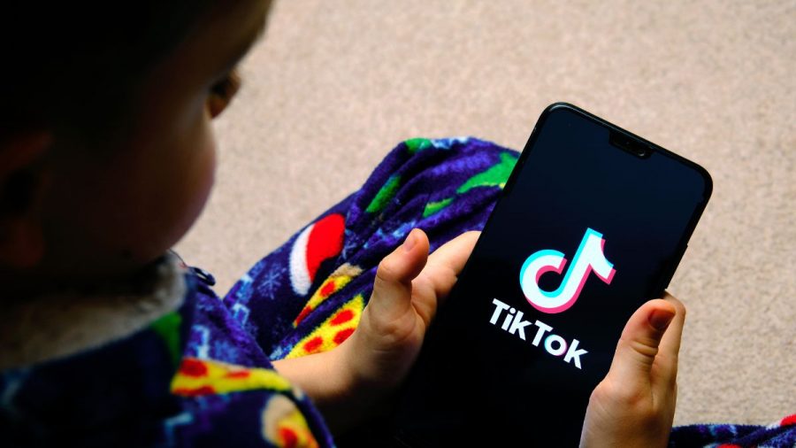 Kind an Handy mit TikTok.