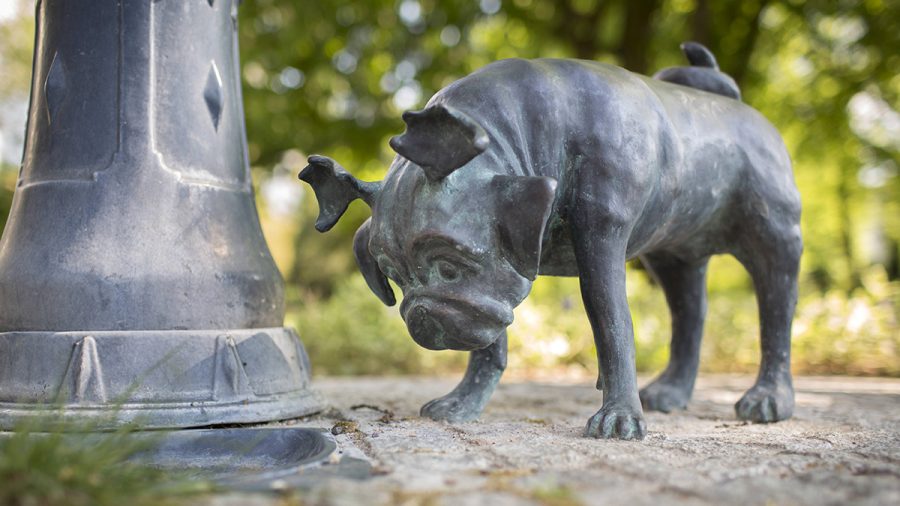 Eine Waldmops Figur.