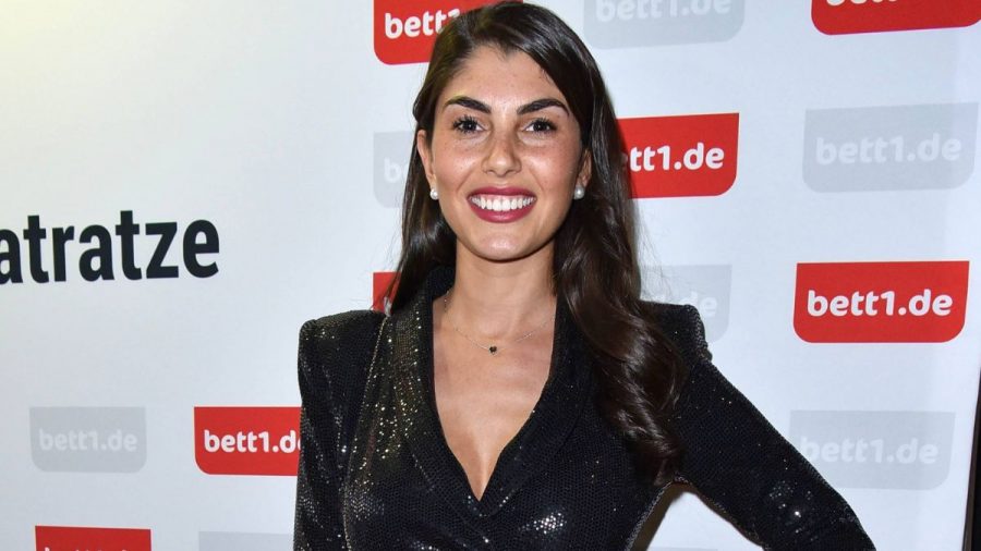 Yeliz Koc im schwarzen Kleid auf dem roten Teppich