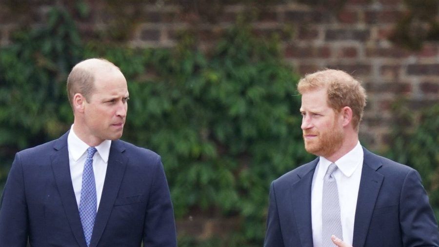 Zwischen Prinz William (l.) und Prinz Harry soll die Stimmung angespannt sein. (amw/spot)