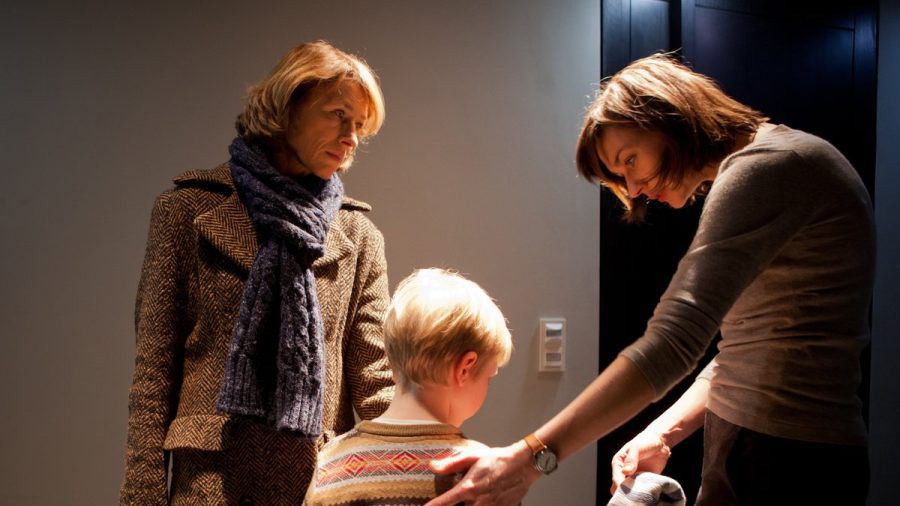 "Der Fall Bruckner": Jaqueline Bremer (Christiane Paul, r.) gerät gegenüber Katharina Bruckner (Corinna Harfouch) in Erklärungsnot als Joe (Elon Baer) im Treppenhaus sitzt und weint. (cg/spot)