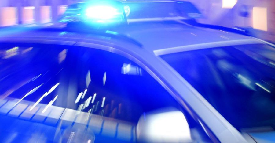Ein Polizeifahrzeug im Einsatz.