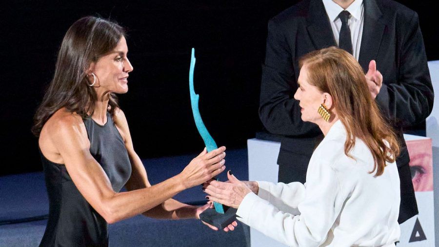Königin Letizia von Spanien überreicht der französischen Schauspielerin Isabelle Huppert ihren Preis. (ili/spot)
