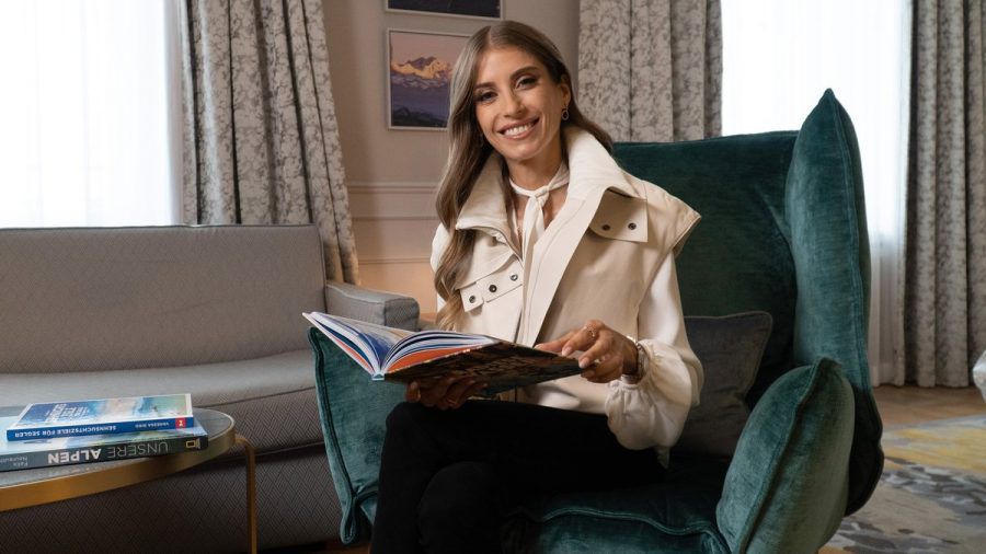 Moderatorin Cathy Hummels nimmt die Zuschauerinnen und Zuschauer mit auf eine Reise zu den spektakulärsten Hotels. (ntr/spot)