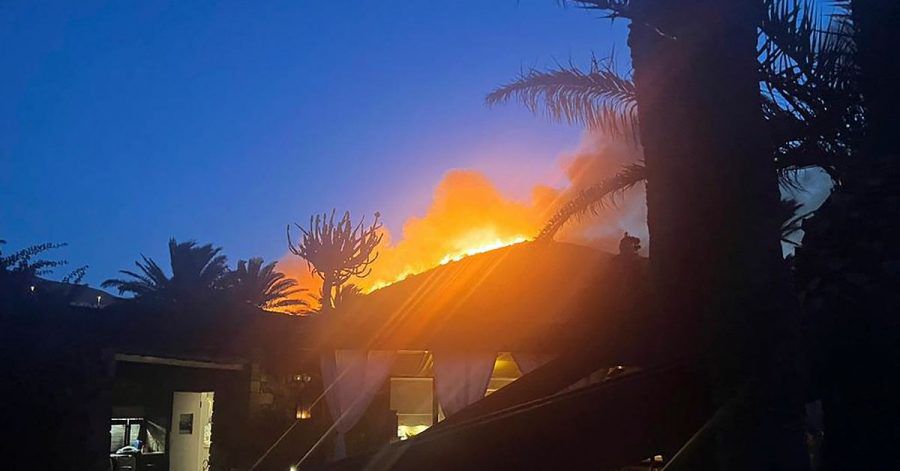Flammen hinter der Villa von Giorgio Armani,.