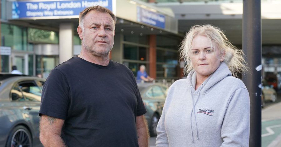 Die Eltern des unheilbar kranken Archie, Paul Battersbee und Hollie Dance, sprechen vor dem Royal London Hospital in Whitechapel zu Reportern.
