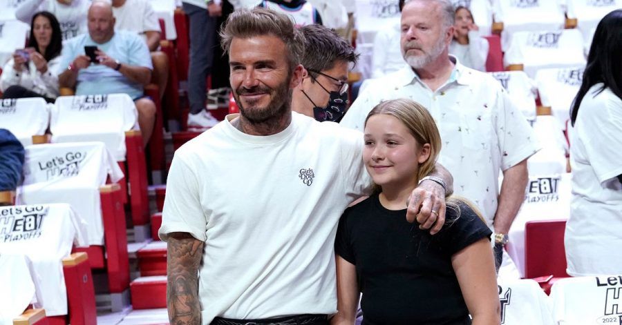 David Beckham mit seiner Tochter Harper bei einem Basketballspiel in Miami.