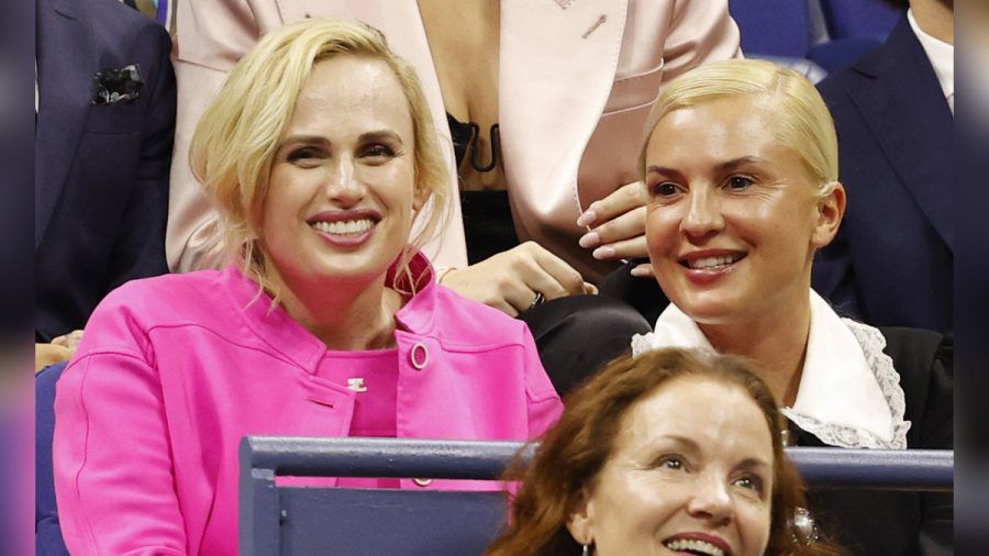Rebel Wilson (li.) mit Partnerin Ramona Agruma bei den US Open. (jom/spot)