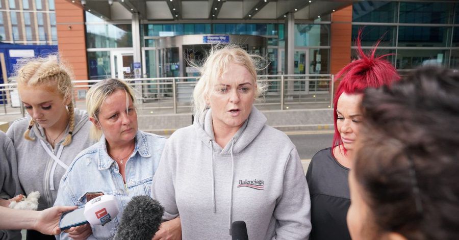 Archies Mutter spricht vor dem Krankenhaus in London mit Journalisten.