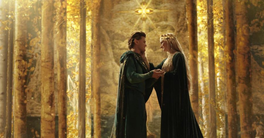 Robert Aramayo (l, Elrond) und Morfydd Clark (Galadriel) in einer Szene aus «Der Herr der Ringe - Die Ringe der Macht».