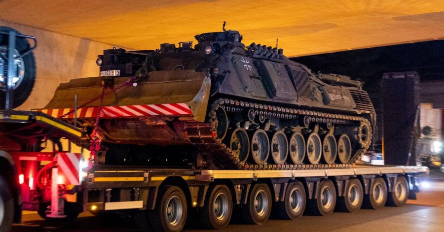 Ein Bergepanzer der Bundeswehr ist auf dem Weg  zum Einsatz.