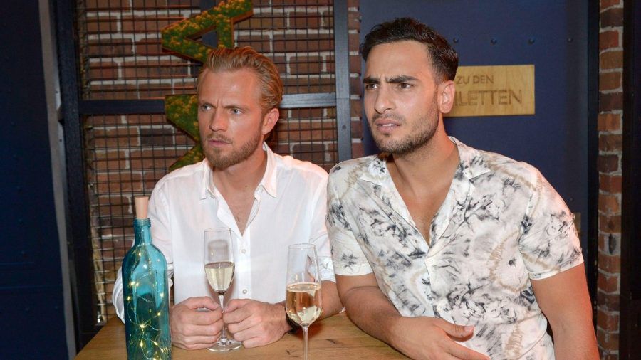 "GZSZ": Paul (l.) und Nihat sind überrascht, als sie Tuner bei einer Preisverleihung entdecken. (cg/spot)