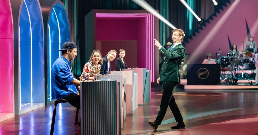 Fahri Yardim (l-r), Nilam Farooq, Olli Schulz und Moderator Joko Winterscheidt in der ProSieben-Show «Wer stiehlt mir die Show?»